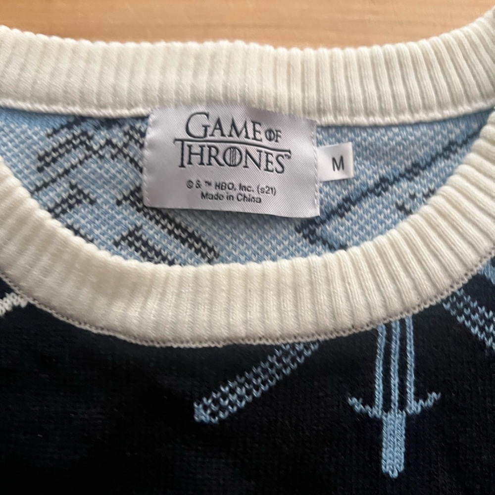 Game of thrones fans here is the sweater for you! Size medium - Picture 3 of 3